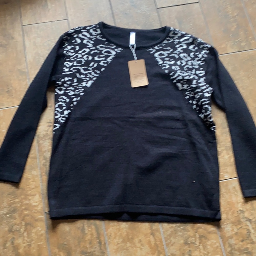 Epretty sweater. Size small. NWT.